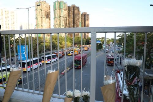 화재가 발생했던 홍콩 북부 타이포의 아파트 단지 웡 푹 코트 인근 육교에 피해자들을 추모하는 꽃다발이 놓여있다 11월 28일 사진홍콩 연합뉴스