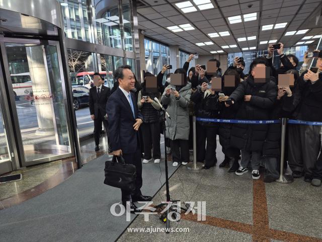 진옥동 신한금융그룹 회장이 4일 서울 중구 신한금융지주회사 사옥으로 들어서고 있다 사진권가림 기자