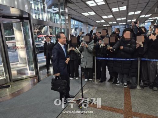 진옥동 회장, 사실상 연임 성공…40년 전 초심 찾을 것(상보)