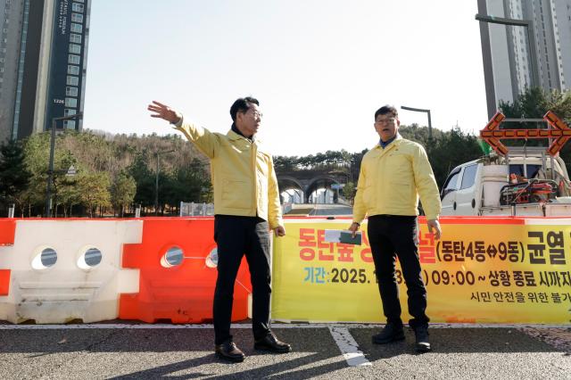 3일 정명근 화성특례시장이 동탄숲 생태터널 현장을 방문해 교통 통제 상황을 살피고 있다 사진화성시