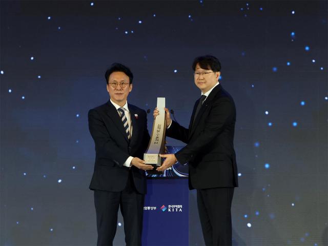 곽동신 한미반도체 회장우측이 4일 코엑스에서 개최된 무역의 날 기념식에서 3억불 수출의 탑을 수상하면서 김민석 국무총리좌측와 기념사진을 찍었다 사진한미반도체