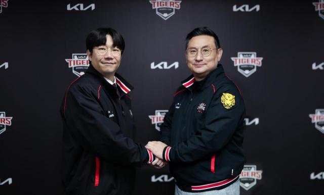 FA 계약을 체결한 양현종왼쪽과 손을 맞잡은 심재학 KIA 단장 사진KIA 타이거즈