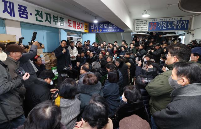 오세훈 서울시장이 4일 종묘 경관 훼손 논란이 일고 있는 서울 종로구 세운재정비 촉진지구를 방문 주민들과 간담회를 하고 있다 2025124 공동취재