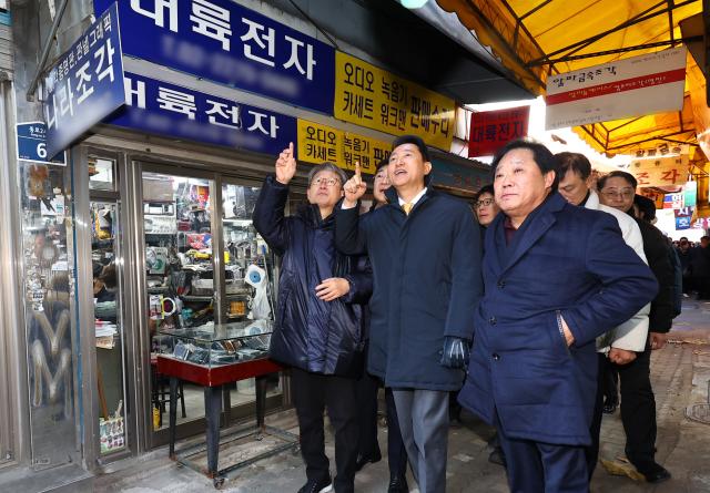 오세훈 서울시장이 4일 종묘 경관 훼손 논란이 일고 있는 서울 종로구 세운재정비 촉진지구를 둘러보고 있다 2025124 공동취재