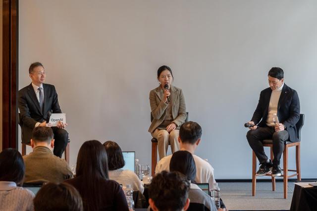 김경훈 오픈AI 코리아 총괄 대표왼쪽부터 서아란 GS건설 DXCX 혁신부문장 상무 정영훈 LG유플러스 기업AI사업 담당 상무가 4일 서울 중구 웨스틴조선호텔에서 열린 오픈AI 코리아 기자간담회에서 AI 활용 사례를 소개하고 있다 사진호프만 에이전시