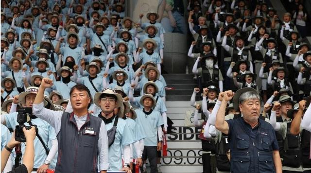 양경수 민주노총 위원장과 김동명 한국노총 위원장이 15일 서울 용산역 앞에서 조합원들과 8·15 광복 80주년 기념 양대노총 결의대회를 하고 있다사진연합뉴스