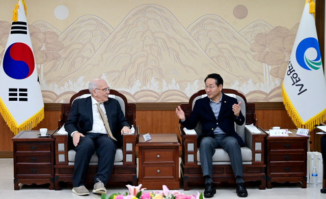 유정복 인천시장은 12월 3일 오후 인천시청 접견실에서 세계 최고 수준의 의과·바이오 연구 중심 대학인 존스홉킨스대의 조나단 슈넥Jonathan schneck 의과대학 교수왼쪽 일행을 접견했다 사진인천시