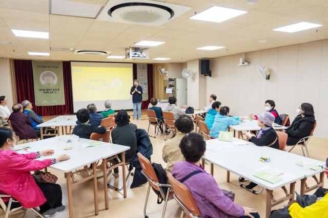 SK케미칼이 운영한 ‘건뇌교실’에서 지역 어르신들이 치매 예방 교육에 참여하고 있는 모습 [사진=SK케미칼]