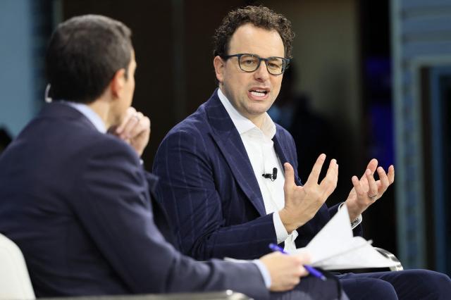 다리오 아모데이 앤트로픽 최고경영자CEO가 3일현지시간 미국 뉴욕에서 열린 뉴욕타임스NYT의 딜북 서밋 행사에 참석해 사회자의 질문에 답하고 있다 사진AFP·연합뉴스