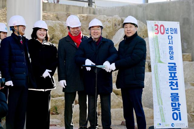 유정복 인천광역시장이 4일 부평구 굴포천 생태하천 복원사업 현장에서 열린 굴포천 물맞이 행사에서 제수변을 개방하고 있다 사진인천시