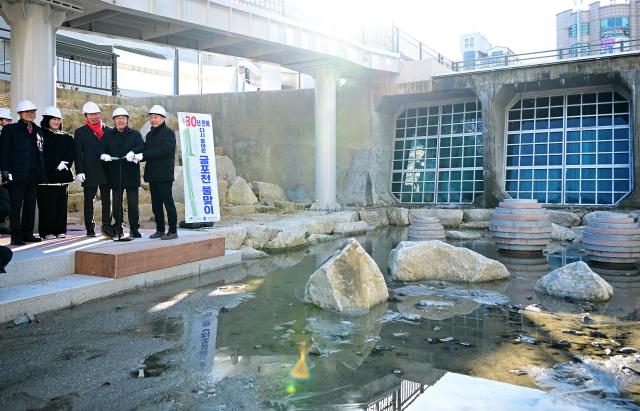 유정복 인천광역시장이 4일 부평구 굴포천 생태하천 복원사업 현장에서 열린 굴포천 물맞이 행사에서 제수변을 개방하고 있다 사진인천시