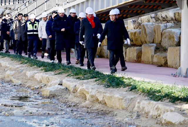 유정복 인천광역시장이 4일 부평구 굴포천 생태하천 복원사업 현장에서 열린 굴포천 물맞이 행사에서 제수변을 개방 한 뒤 현장을 점검하고 있다 사진인천시