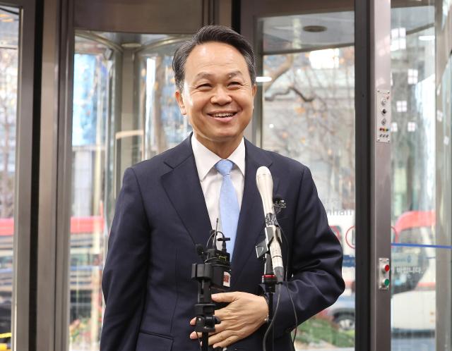 진옥동 신한금융지주 회장이 4일 서울 중구 신한금융지주 본사에서 열린 개별 최종면접에 참석하고 있다 사진연합뉴스