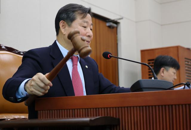 국회 산업통상자원중소벤처기업위원회 이철규 위원장이 4일 서울 여의도 국회에서 열린 제419회 국회정기회 산업통상자원중소벤처기업위원회 제9차 전체회의에서 여야 합의에 따라 산자위 대안으로 발의된 반도체특별법이 통과되고 있다사진연합뉴스