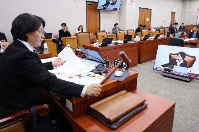 3일 서울 여의도 국회에서 열린 제429회 국회정기회 법제사법위원회 제16차 전체회의에서 12·3 계엄 사태와 관련해 윤석열 전 대통령 등이 연루된 내란 사건을 전담 처리하는 내란전담재판부내란특별재판부 설치법이 여당 주도로 통과되고 있다 사진연합뉴스