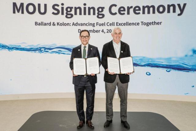 코오롱인더스트리는 12월 4일 킨텍스에서 캐나다 수소연료전지기업 발라드Ballard Power Systems사와 수소사업협력을 위한 MOU를 체결했다 왼쪽 코오롱인더스트리 허성 사장 오른쪽 발라드 마티 니즈 Marty Neese CEO 사진코오롱인더스트리