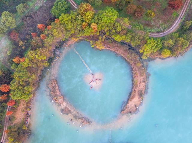 2025 대한민국 관광공모전사진 부문 영예의 대상대통령상에는 전북 진안 주천생태공원의 가을 풍경을 드론으로 담아낸 주천의 가을이정희이 차지했다 사진한국관광공사