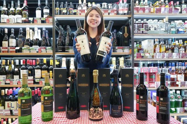 세븐일레븐이 연말 크리스마스 시즌을 맞아 프리미엄 주류 특가전을 진행한다 모델이 와인 샴페인 등 주류를 소개하고 있다  사진세븐일레븐