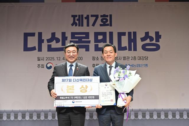 이재준 시장오른쪽이 윤호중 행안부 장관과 기념촬영을 하고 있다사진수원시 