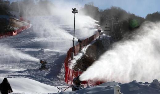 江原道洪川滑雪场启动造雪作业