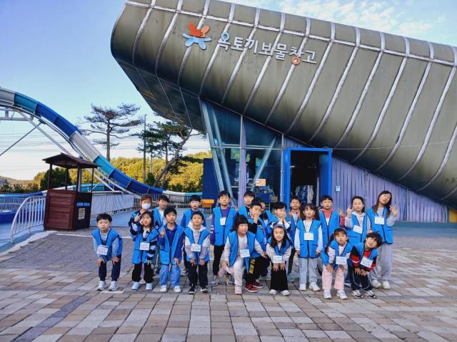 초등특화돌봄센터 체험학습 참석자들이 기념사진을 찍고 있다 사진김포시
