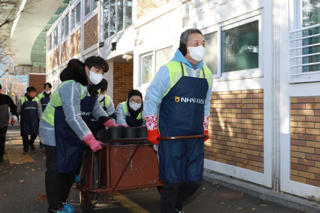 윤병운 대표이사와 임직원들이 3일 영등포 쪽방촌에 연탄을 전달하고 있다 사진NH투자증권