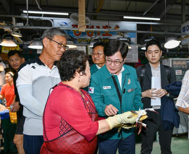김포시는 해양하천과로 조직을 정비하고 대명항 활성화 TF를 운영하는 한편 현장평가에 김병수 시장이 직접 나서 브리핑하는 등 꾸준한 노력으로 대명항 국가어항 예비대상항 지정 결실을 이뤘다 사진김포시