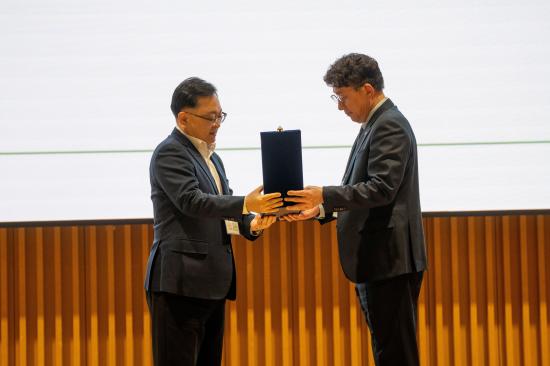 SGI서울보증이 2일 서울시가 주관하는 2025년 주거안심동행 민관협력사업 성과공유회에서 서울시장 표창을 수상했다 사진SGI서울보증