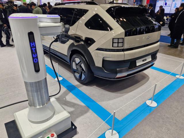 현대차그룹이 선보인 수소 자동 충전 로봇이 시연을 하고 있다사진오주석기자