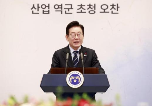 李대통령, 산업 역군 초청해 여러분이 우리 경제를 일으킨 진정한 영웅