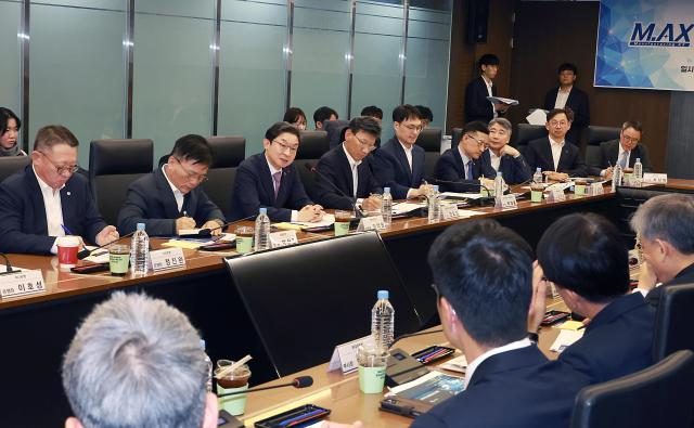 이억원 금융위원장왼쪽 셋째이 4일 서울 중구 대한상공회의소에서 열린 ‘MAX 얼라이언스-국민성장펀드 연계 간담회’에 참석해 발언하고 있다 사진금융위원회