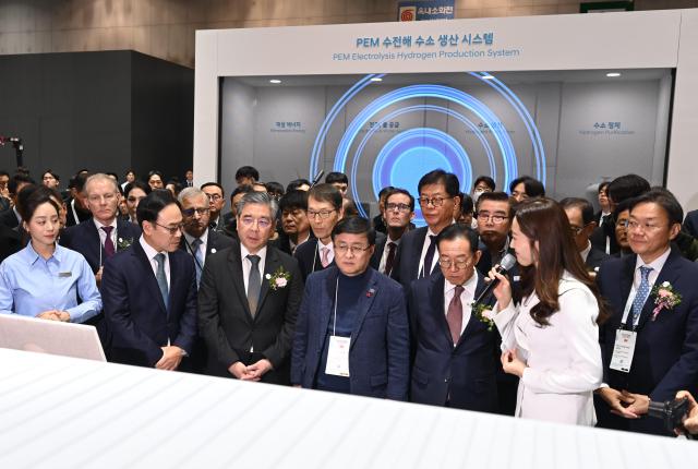 왼쪽 세 번째 장재훈 현대차그룹 부회장과 왼쪽 네 번째 김성환 기후에너지환경부장관이 월드 하이드로젠 엑스포 2025 현대차그룹 부스를 둘러보고 있다 사진현대차그룹