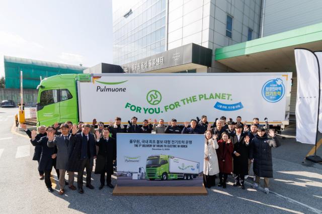 3일 풀무원 음성 물류센터에서 열린 차량 인도식 참석자들이 풀무원 대형 전기트럭 앞에서 기념 촬영을 하고 있다 사진풀무원