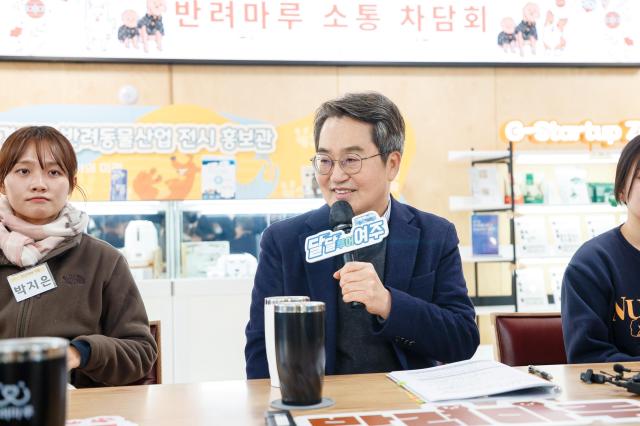 4일 오후 김동연 경기도지사가 반려마루 여주에 방문하여 이충우 여주시장 서광범 도의원 교육생 입양자 반려마루 중소기업인 등 관계자들과 간담회를 진행하고 있다 사진경기도