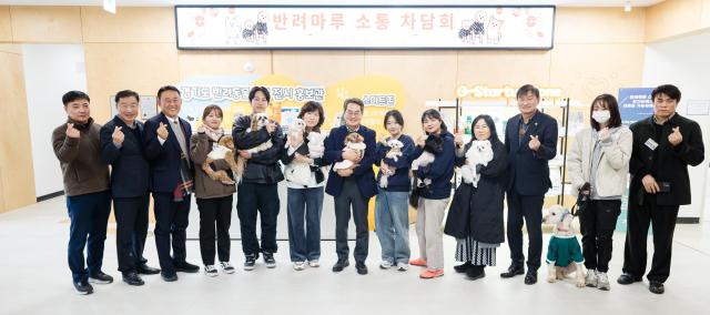 4일 오후 김동연 경기도지사가 반려마루 여주에 방문하여 이충우 여주시장 서광범 도의원 교육생 입양자 반려마루 중소기업인 등 관계자들과 간담회를 마치고 기념촬영을 하고 있다 사진경기도