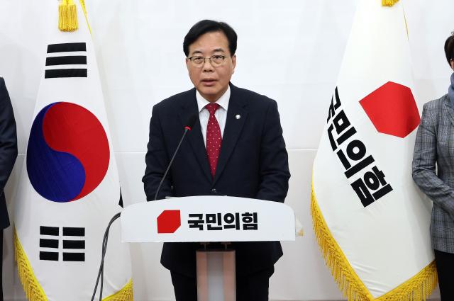 송언석 국민의힘 원내대표가 지난 3일 서울 여의도 국회에서 기자회견을 열고 지난 12·3 비상계엄 사태를 막지 못한 책임에 대해 107명 의원을 대표해 사과하고 있다 사진연합뉴스