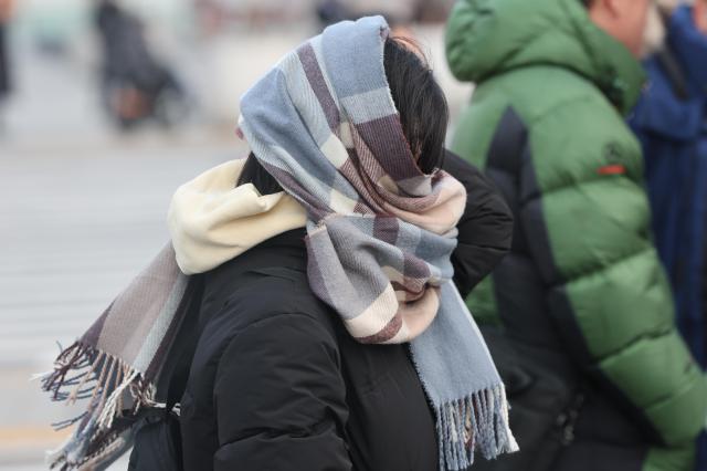 서울 아침 기온이 영하 7도까지 내려가며 강추위가 찾아온 3일 서울 종로구 광화문네거리에서 한 시민이 목도리를 얼굴에 두르고  있다 사진연합뉴스