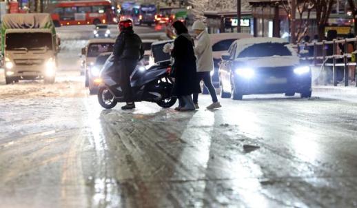 수도권 곳곳 시간당 5㎝ 이상 폭설…첫 대설 재난문자 발송