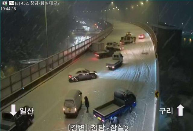 강변북로 청담대교 북단에서 잠실대교 북단 구간이 강설로 인한 도로 결빙으로 전면 통제되고 있다 사진서울시 교통정보센터