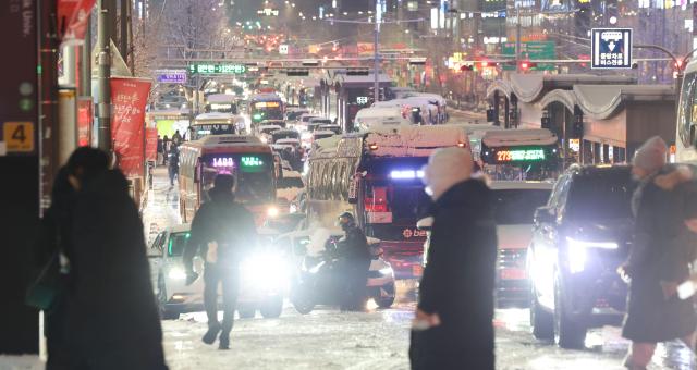 서울·인천·경기·강원 등 4개 시도에 대설특보가 발효된 4일 서울 마포구 홍대 인근에서 퇴근길 차량들이 눈길에 큰 정체를 빚고 있다 사진연합뉴스