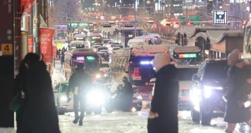 [아주경제 오늘의 뉴스 종합] 기습 폭설에 코레일 수도권 전철 추가 운행 外