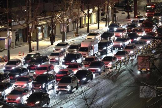 [포토] 폭설에 밤 늦게까지 도로 마비