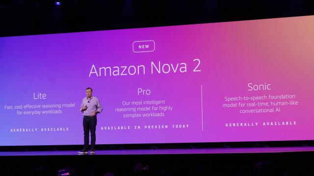 맷 가먼 AWS 최고경영자CEO는 지난 2일현지시간 미국 라스베이거스에서 열린 AWS 리인벤트 2025 기조연설을 통해 차세대 인공지능AI 모델 노바2 시리즈를 소개하고 있다 사진AWS코리아