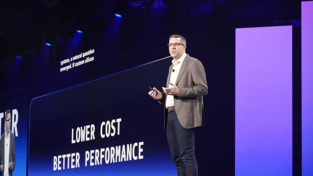 데이브 브라운 아마존웹서비스AWS 컴퓨트 및 머신러닝 서비스 담당 부사장은 4일현지시간 오전 미국 라스베이거스에서 열린 AWS 리인벤트 2025 기조연설에서 발표하고 있다 사진AWS 코리아