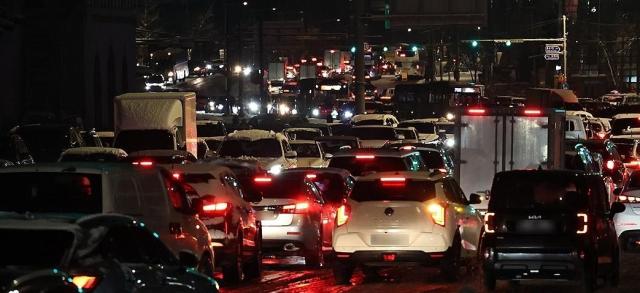 올겨울 많은 양의 첫눈이 내린 4일 서울 종로구 경복궁역 인근에서 차량이 빙판길에 정체를 빚고 있다 사진연합뉴스