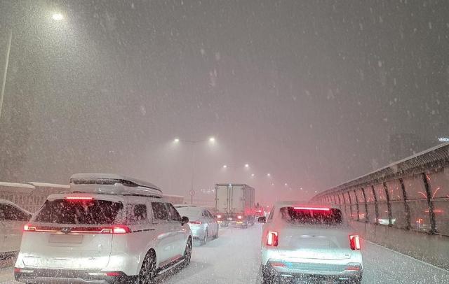 서울·인천·경기·강원 등 4개 시도에 대설특보가 발효된 4일 서울 성북구 국민대학교 인근 내부순환로가 폭설로 극심한 정체를 빚고 있다 사진연합뉴스