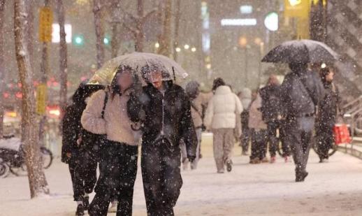 폭설 여파에 서울시 출근길 지하철 운행 20회 증차…버스 집중 배차 30분 연장
