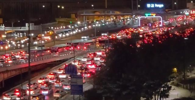 서울·인천·경기·강원 등 4개 시도에 대설특보가 발효된 4일 경부고속도로 판교톨게이트 진입로에 차량이 몰려 정체를 빚었다 사진연합뉴스