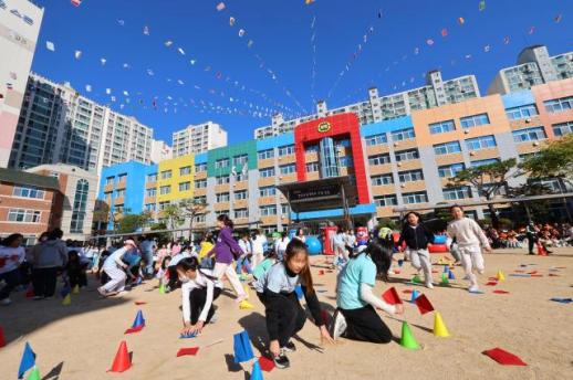 少子化下的"内卷" 韩国私立小学"摇号难"或加剧教育不平等