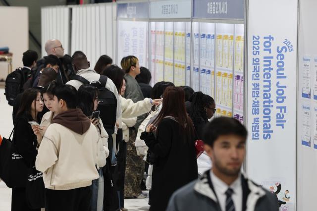 지난달 20일 서울 강남구 SETEC에서 열린 2025 외국인 취업·채용 박람회를 찾은 구직자들이 채용공고 게시대를 살펴보고 있다 사진연합뉴스